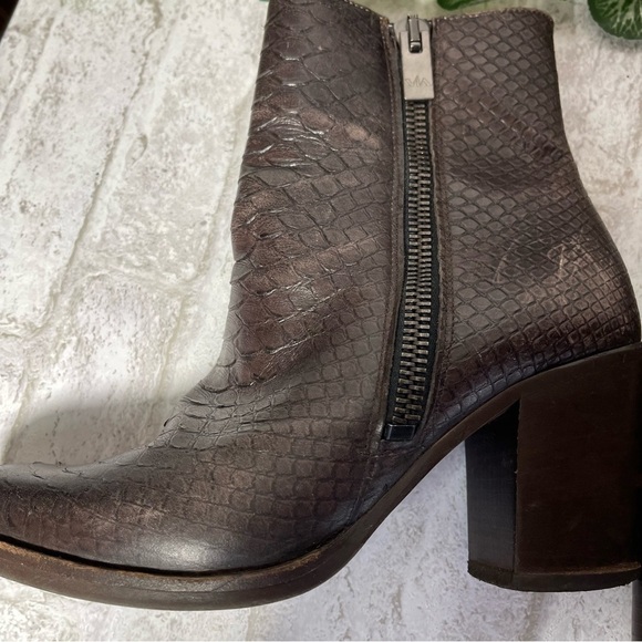 VIA Boots Women’s Sz 39 Brown Leather Snake Embossed Ankle - Picture 9 of 11